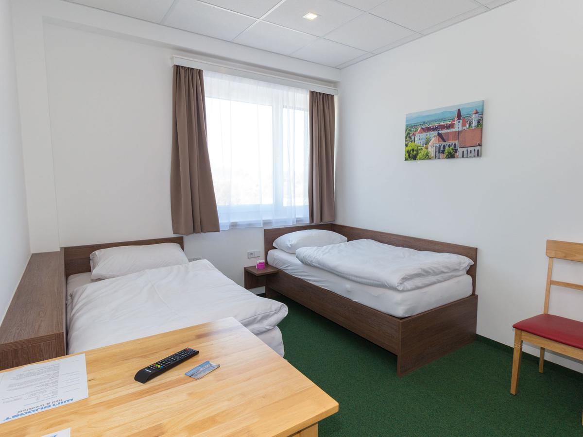 Winbudget "Bed&Breakfast" Wiener Neustadt Exteriör bild