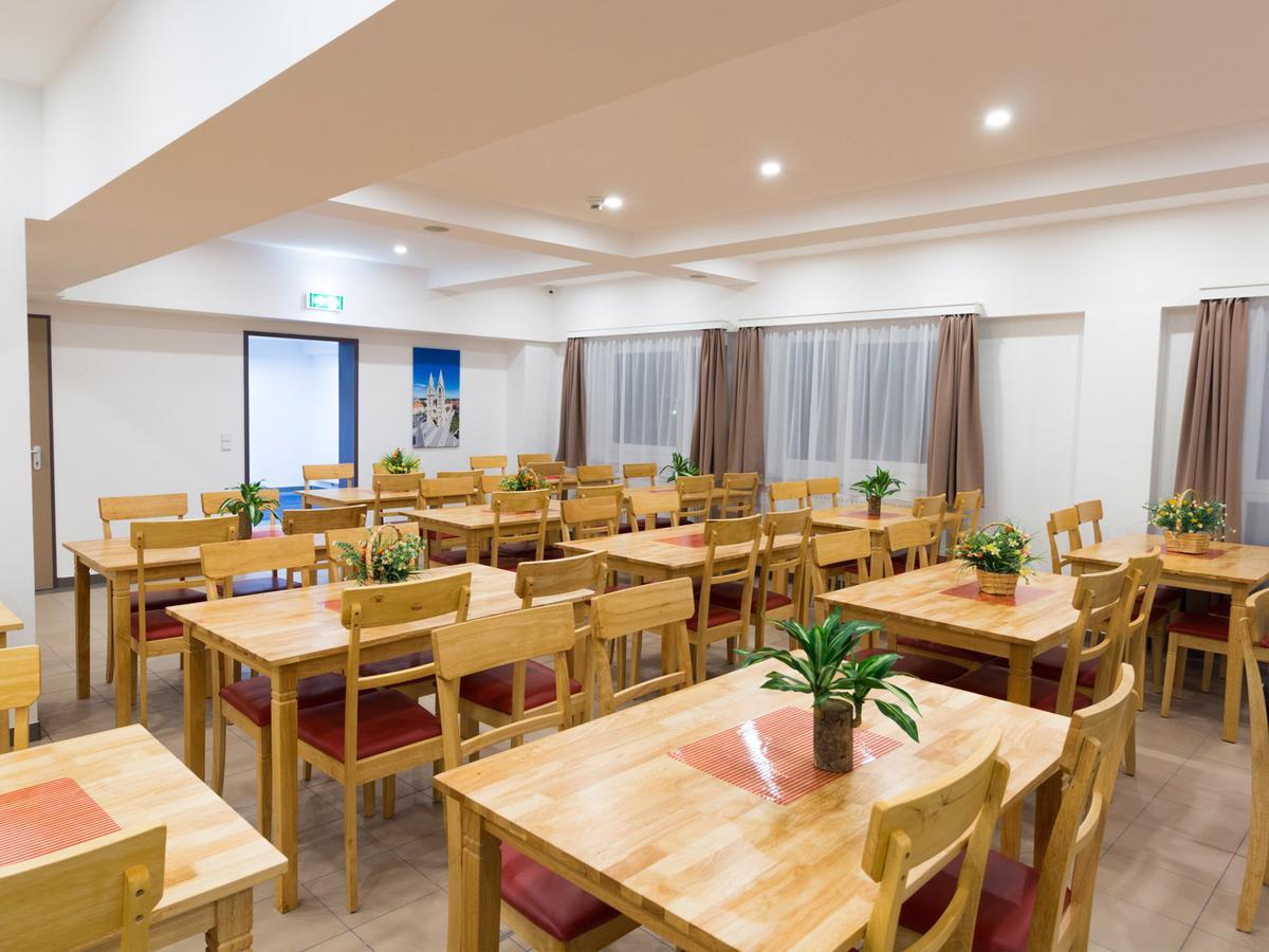 Winbudget "Bed&Breakfast" Wiener Neustadt Exteriör bild