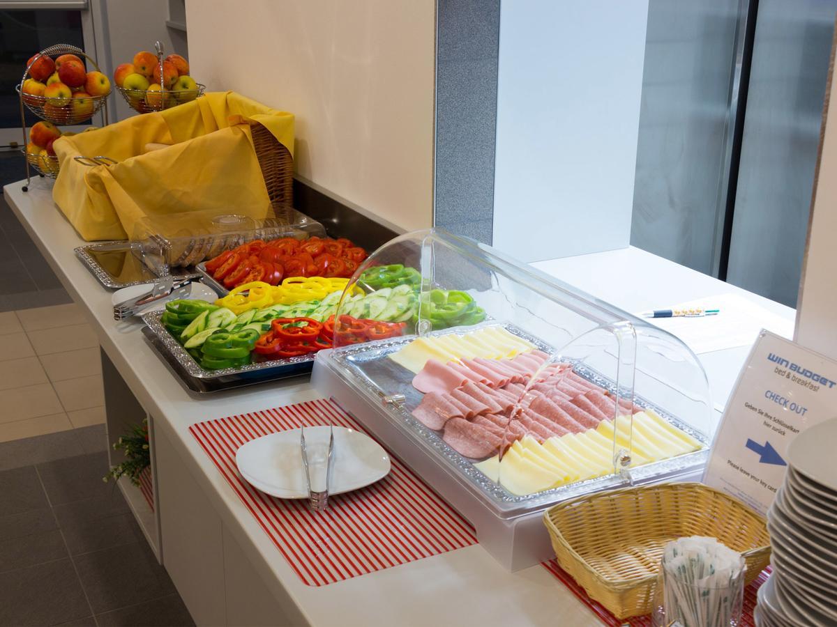 Winbudget "Bed&Breakfast" Wiener Neustadt Exteriör bild