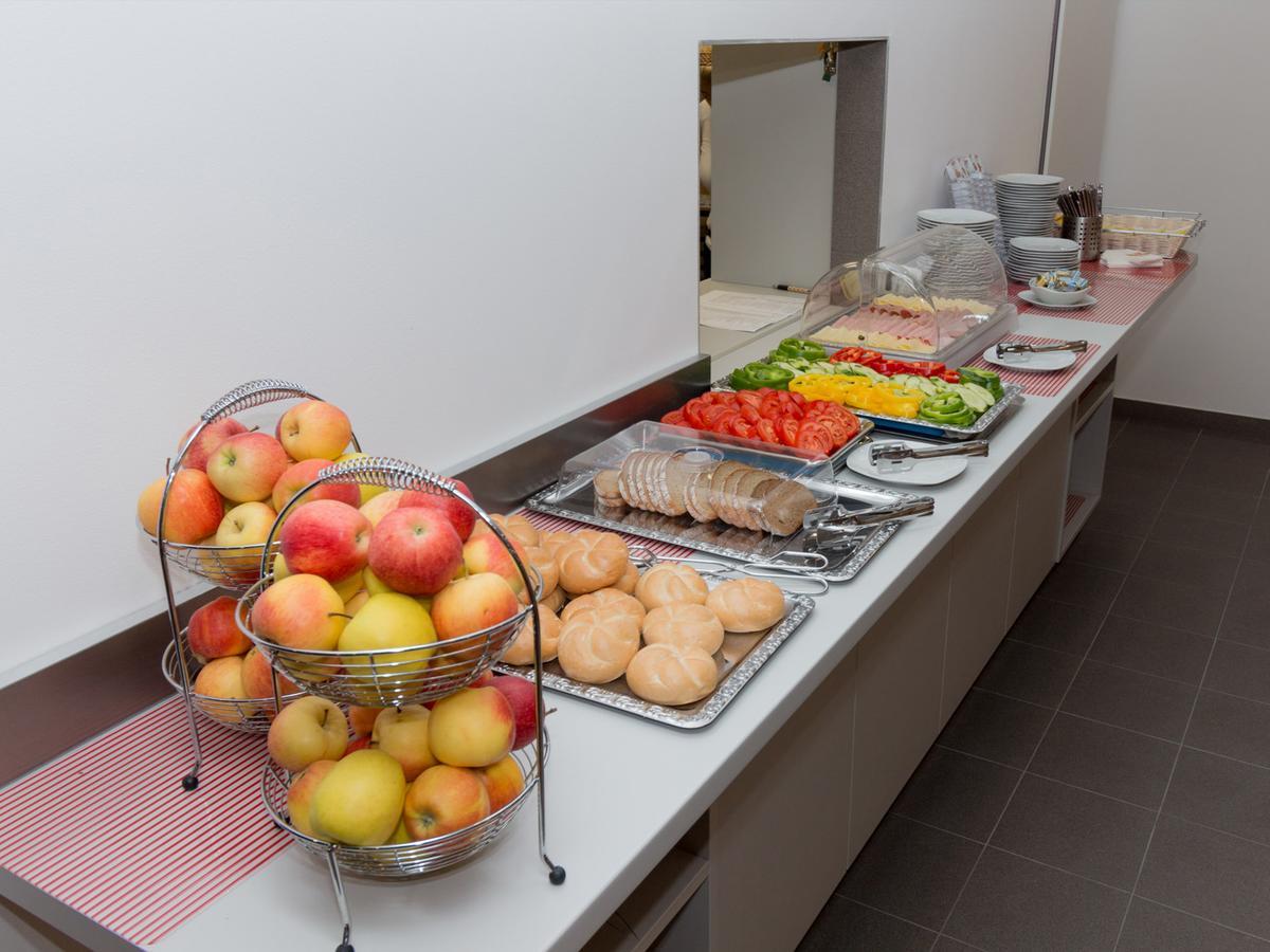 Winbudget "Bed&Breakfast" Wiener Neustadt Exteriör bild