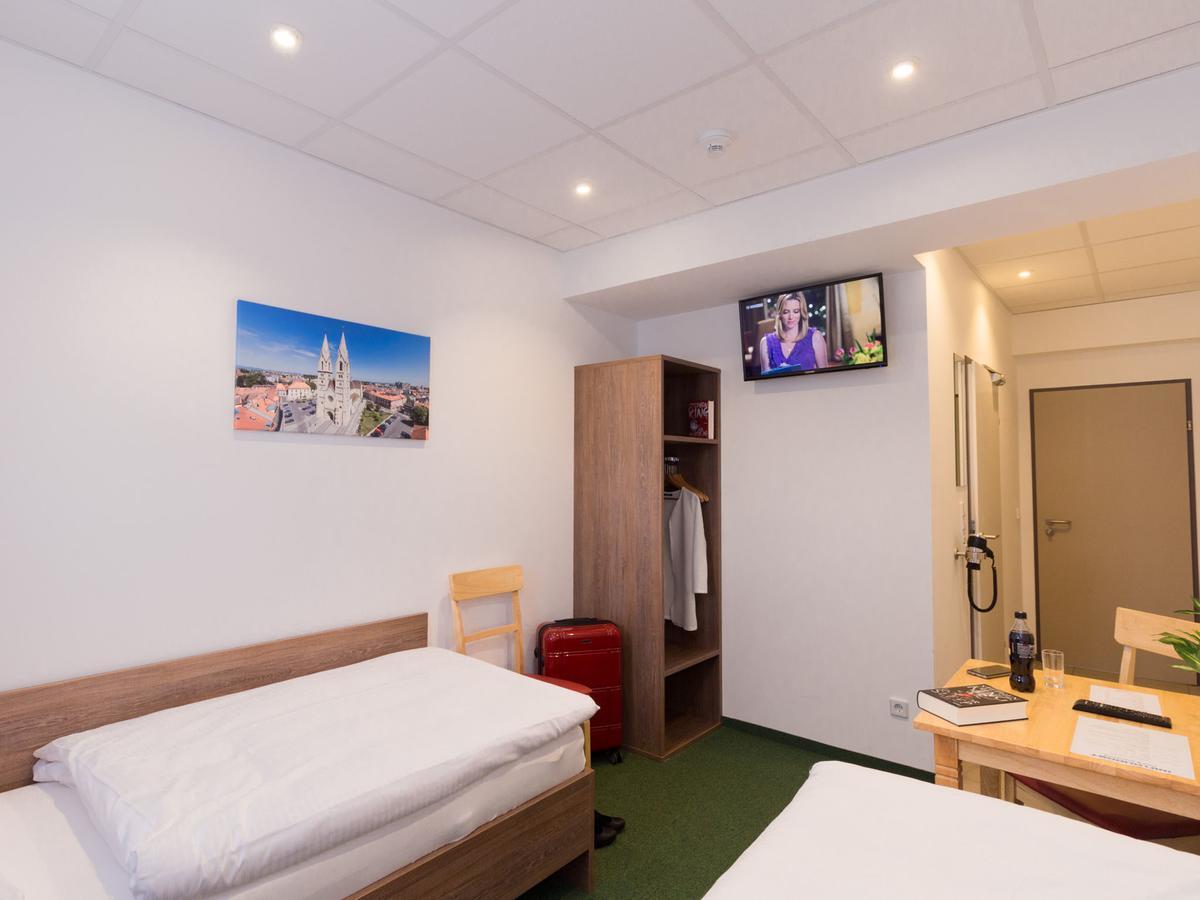 Winbudget "Bed&Breakfast" Wiener Neustadt Exteriör bild