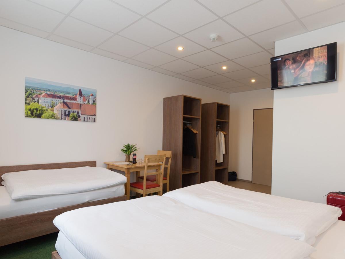 Winbudget "Bed&Breakfast" Wiener Neustadt Exteriör bild