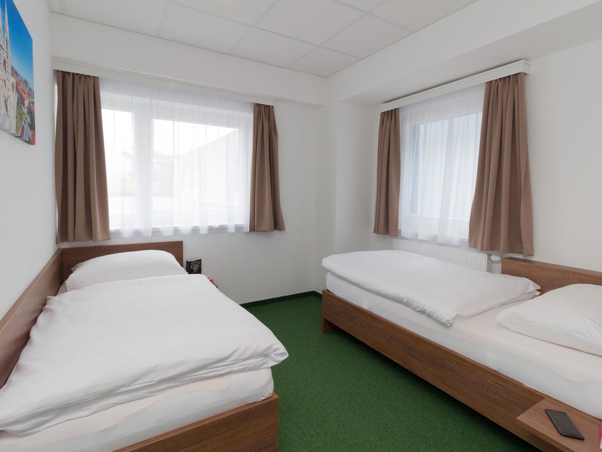 Winbudget "Bed&Breakfast" Wiener Neustadt Exteriör bild