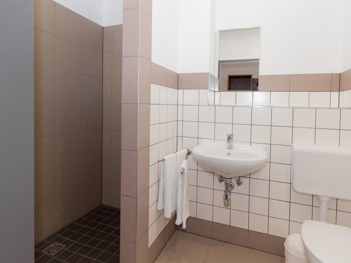 Winbudget "Bed&Breakfast" Wiener Neustadt Exteriör bild