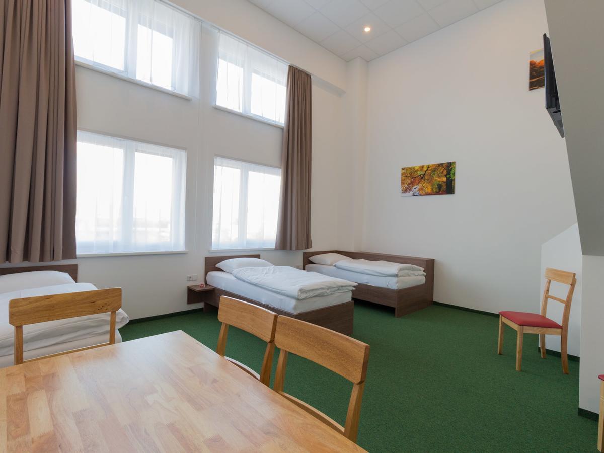 Winbudget "Bed&Breakfast" Wiener Neustadt Exteriör bild