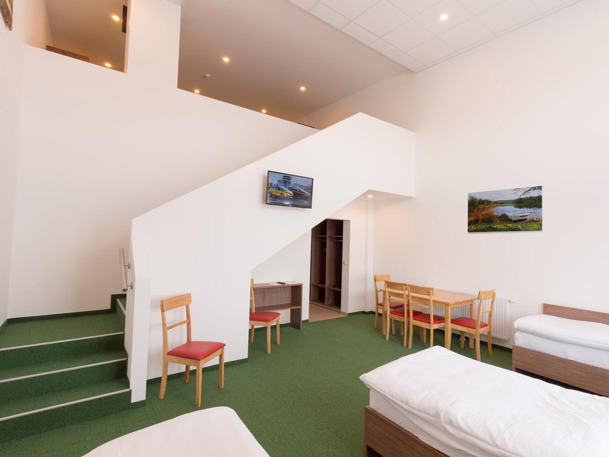Winbudget "Bed&Breakfast" Wiener Neustadt Exteriör bild